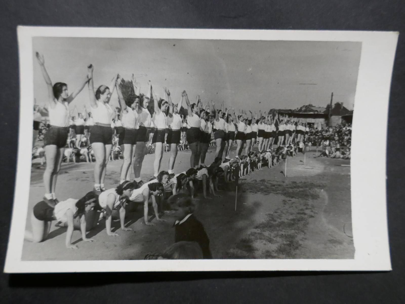 2x-foto-verejne-cviceni-praha-dejvice-sokol-18-kvetna-1947-205996194