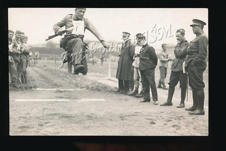 praha-h2263-dejvice-vojaci-skok-do-dalky-petiboj-popis-foto-frankevic-94679896