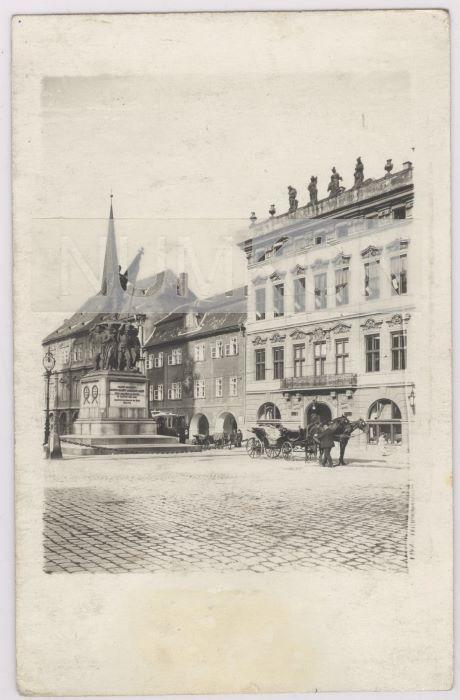 prazska-zakouti-z-reach-malostranske-namesti-pomnik-marsala-radeckeho-118820931